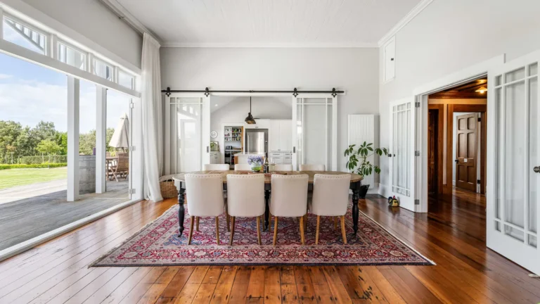 Dining room, The Huntly House, Clarks Beach