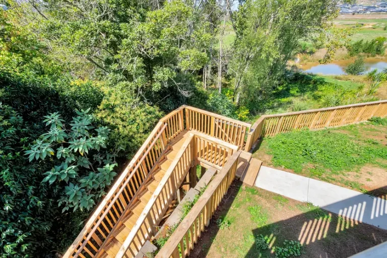 Steps down to the wetland, Design and build, Pōkeno