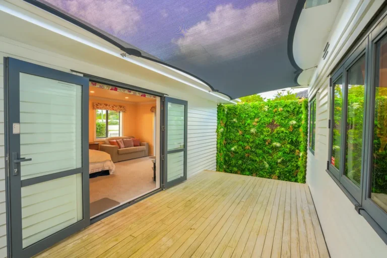 Sheltered deck between the two houses, Tiny home, Tuakau